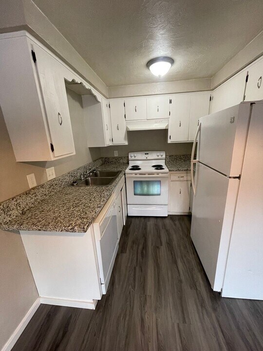 198 E Milton St in Lebanon, OR - Building Photo