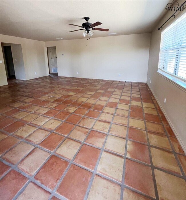 1201 N Pacific Ave in Iowa Park, TX - Building Photo - Building Photo