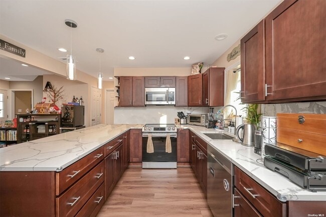 11 Skylark Ln in Levittown, NY - Building Photo - Building Photo