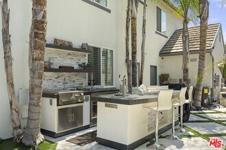 21615 Medina Estates Dr in Los Angeles, CA - Building Photo - Building Photo
