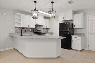 213 S 49th St in McAllen, TX - Foto de edificio - Building Photo