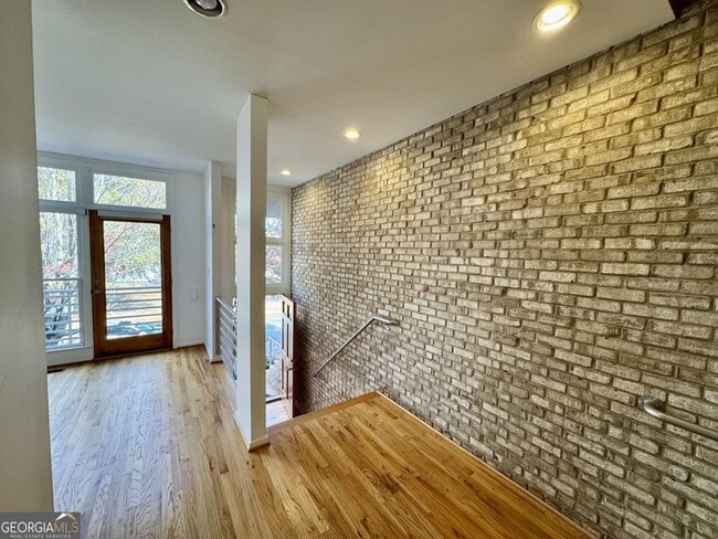 1327 Peachtree View NE in Atlanta, GA - Building Photo - Building Photo