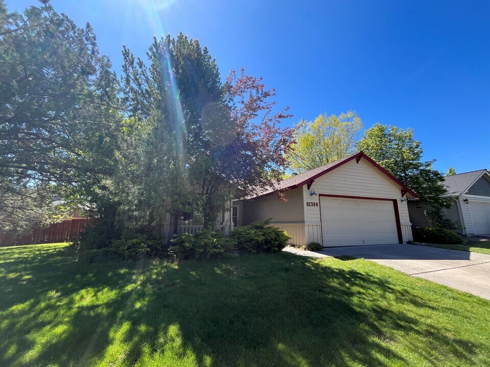 61396 Rock Bluff Ln in Bend, OR - Building Photo