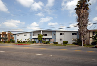 20421 Saticoy St in Canoga Park, CA - Building Photo - Building Photo