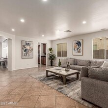 7242 W Donner Dr in Phoenix, AZ - Building Photo - Building Photo