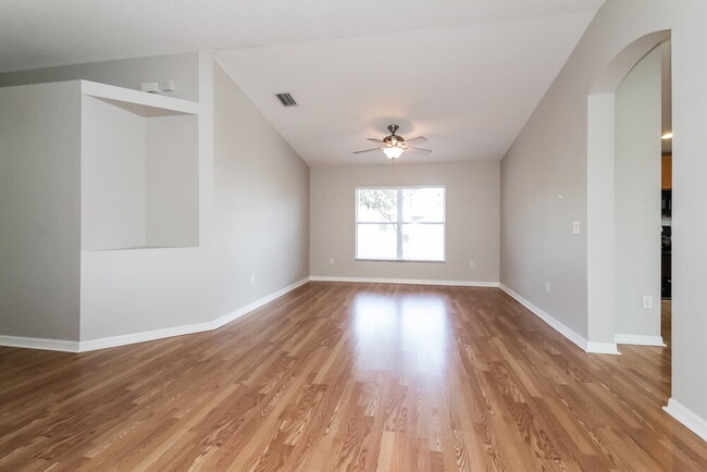 7817 Monarch Garden Cir in Apollo Beach, FL - Building Photo - Building Photo