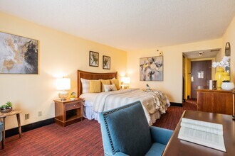 2330 W Northwest Hwy in Dallas, TX - Foto de edificio - Floor Plan