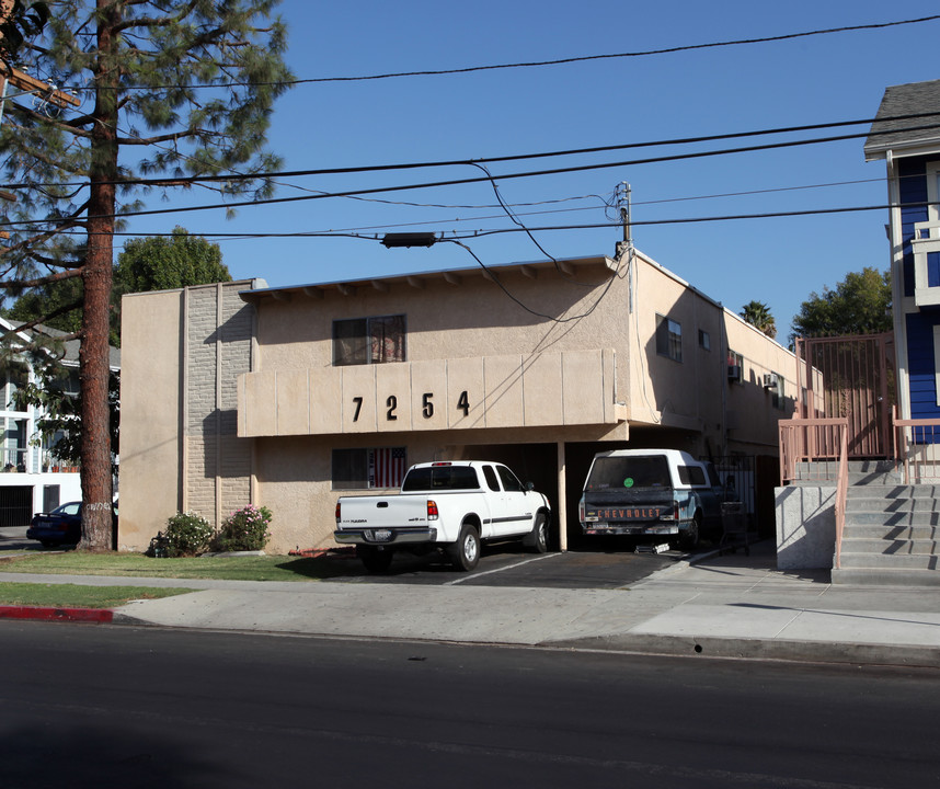 7254 Independence Ave in Canoga Park, CA - Foto de edificio