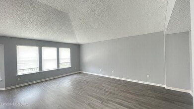 2387 Brian Lakes Dr E in Jacksonville, FL - Building Photo - Building Photo