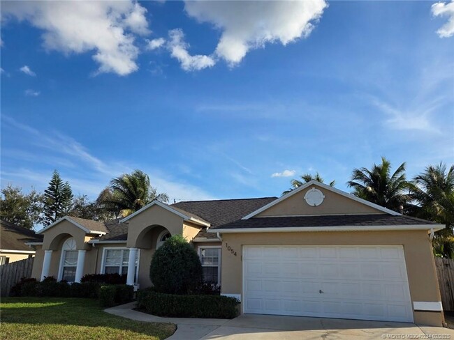 1054 SW Idol Ave in Port St. Lucie, FL - Foto de edificio - Building Photo