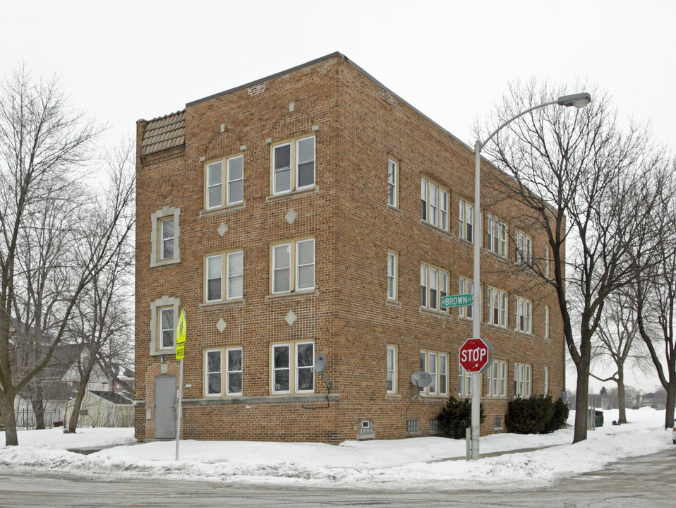 1902 W Brown St in Milwaukee, WI - Building Photo