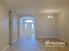 6715 Castle Green Pl in Zephyrhills, FL - Foto de edificio - Building Photo
