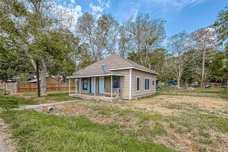 406 Woodward St in Damon, TX - Building Photo - Building Photo