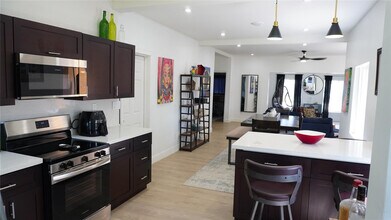 1011 Sharar Ave in Opa Locka, FL - Building Photo - Building Photo