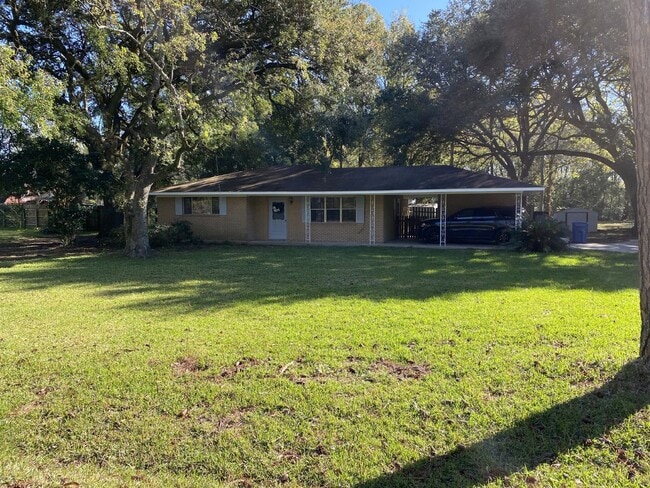 1512 W Hugh Loop Rd in Port Allen, LA - Building Photo - Building Photo