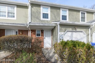 83 Oak Ln in Eatontown, NJ - Building Photo