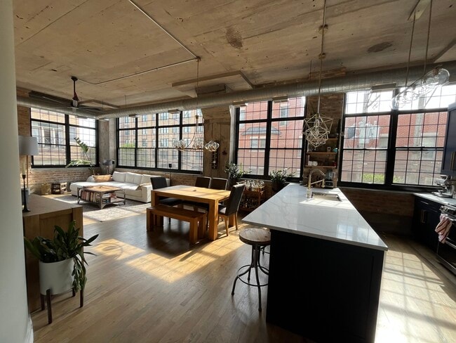 17 N Loomis St, Unit 2E in Chicago, IL - Building Photo - Building Photo