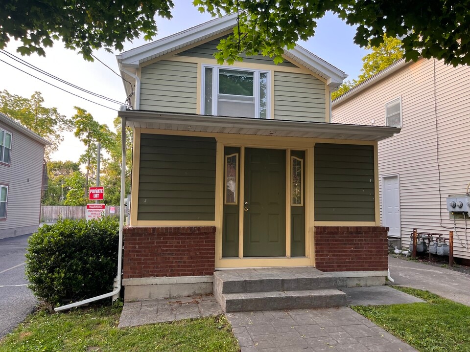 19 Center St in Geneseo, NY - Building Photo