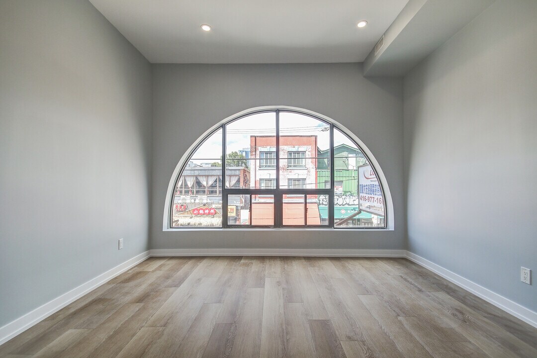 453 Dundas St W in Toronto, ON - Building Photo