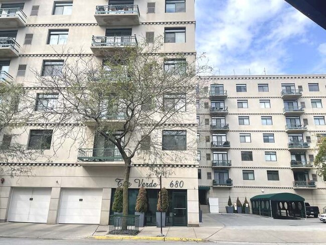 680 N Green St, Unit 606 in Chicago, IL - Foto de edificio - Building Photo