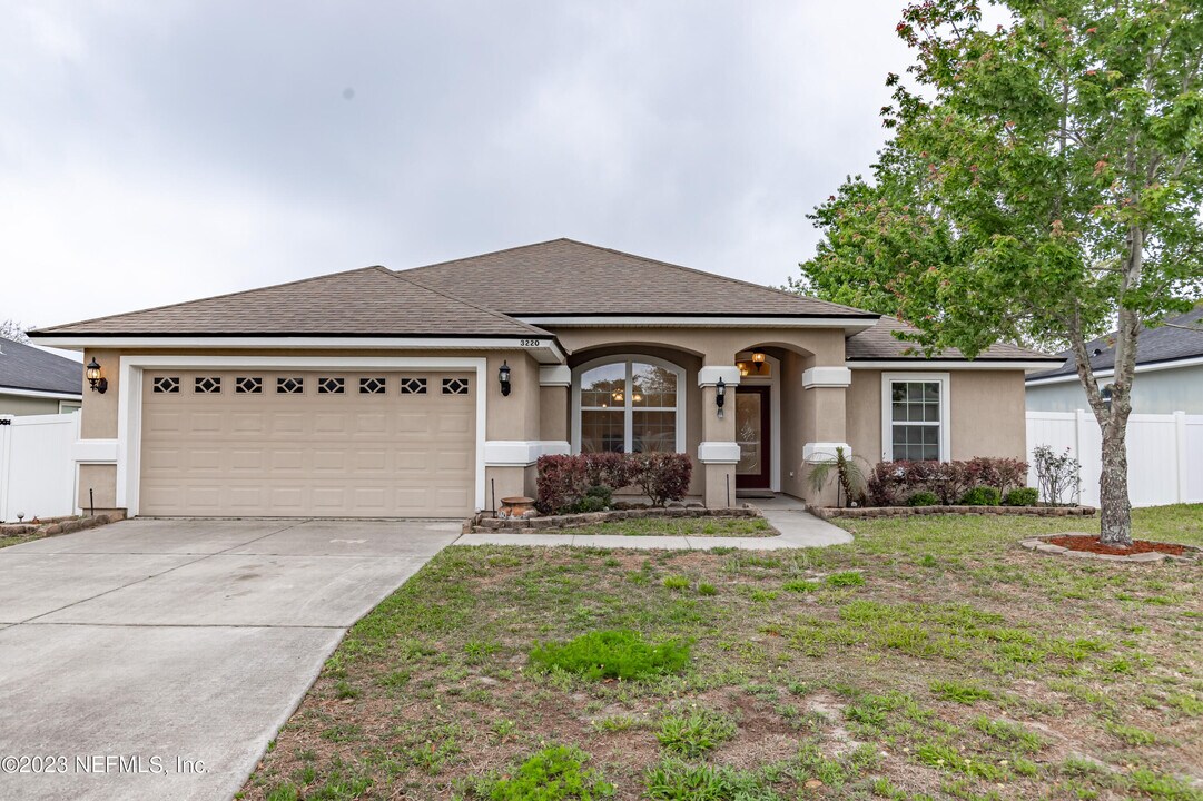 3220 Deer Creek Dr in Middleburg, FL - Building Photo