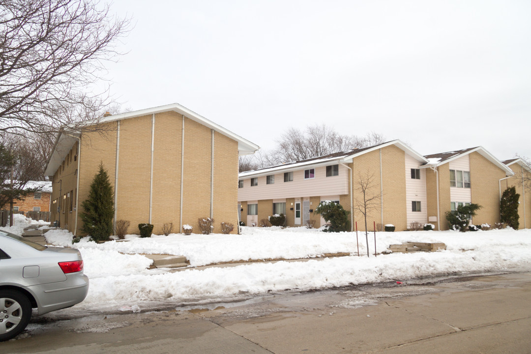 Silver Spring Apartments in Milwaukee, WI - Building Photo