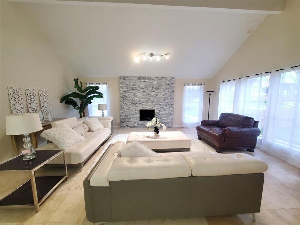 2810 Arrowhead Dr in Sugar Land, TX - Building Photo