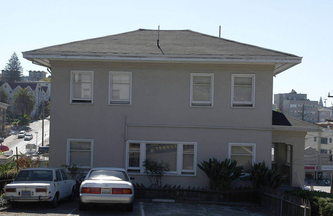 452 Valle Vista Ave in Oakland, CA - Building Photo