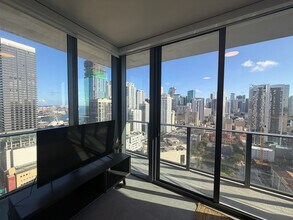 121 NE 5th St, Unit SI FL32-ID1470137P in Miami, FL - Foto de edificio - Building Photo