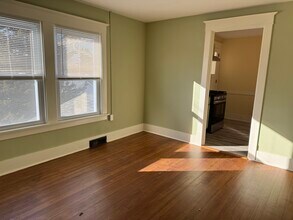 2702 LeClaire St, Unit 3 in Davenport, IA - Building Photo - Building Photo