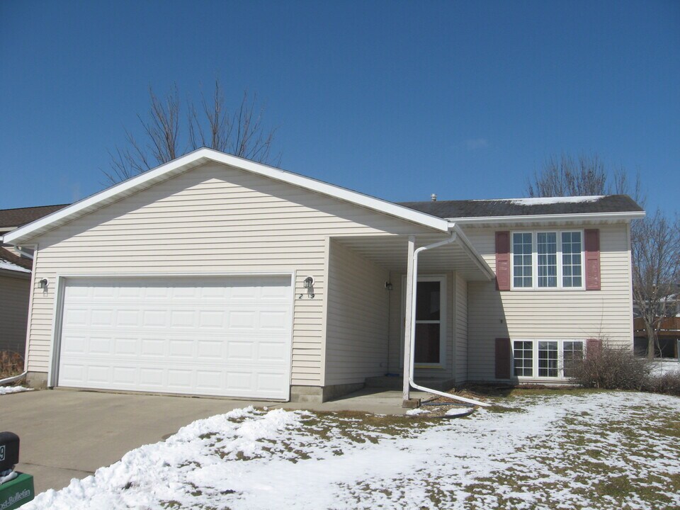 2309 Hampton Rhodes Ct NW in Rochester, MN - Foto de edificio