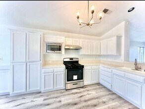 2406 E Omaha Ave in Fresno, CA - Building Photo - Building Photo