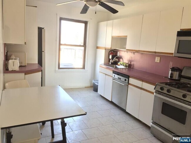 418 Main St in Fort Lee, NJ - Building Photo - Building Photo