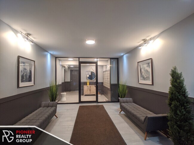 542 W Surf St, Unit #S530-220 in Chicago, IL - Building Photo - Building Photo