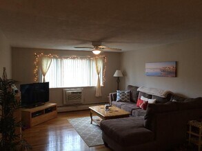 4 Albert Dr, Unit 11 in Woburn, MA - Foto de edificio - Building Photo