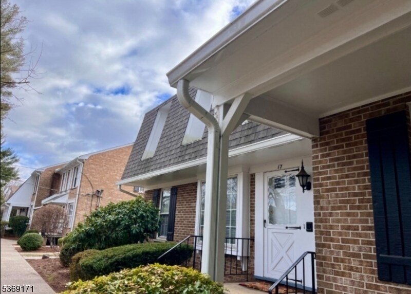 17 Briarwood Path in Clark, NJ - Building Photo