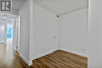 18-2218 Yonge St in Toronto, ON - Building Photo - Building Photo