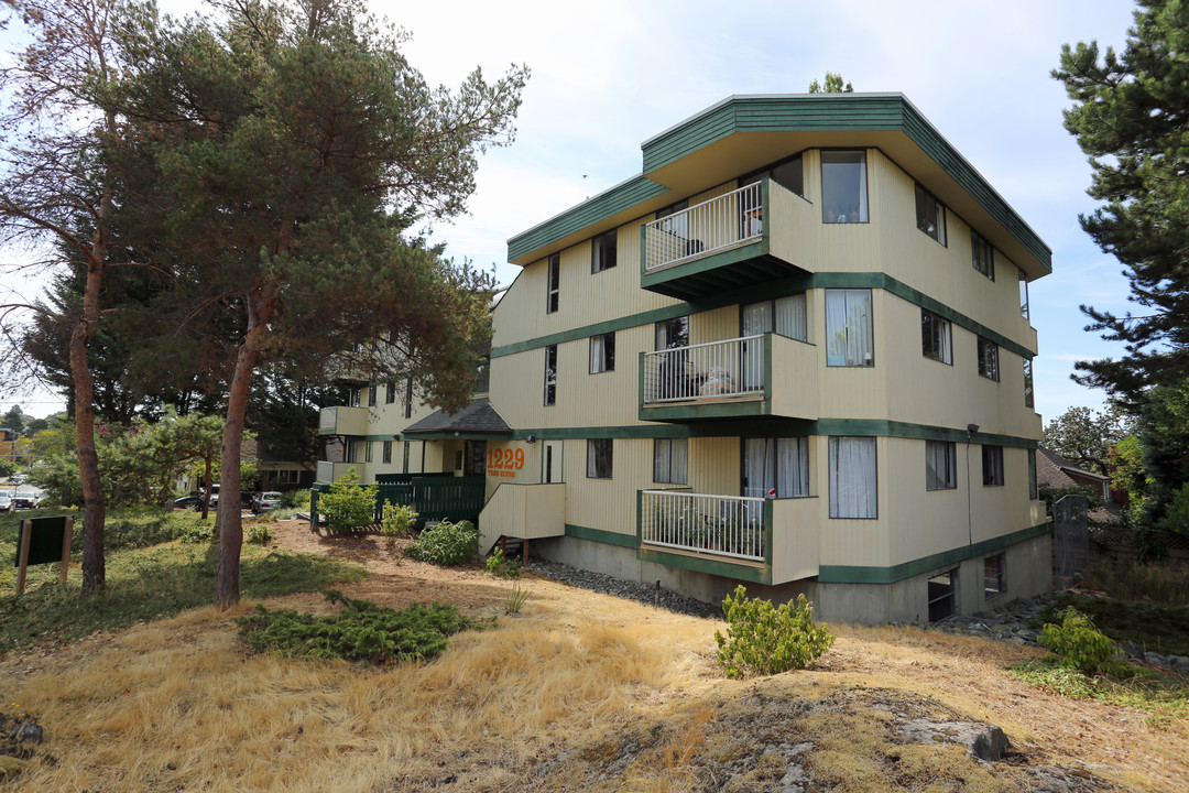 The Tree House in Victoria, BC - Building Photo