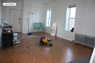 30-16 38th Ave in Queens, NY - Foto de edificio - Building Photo