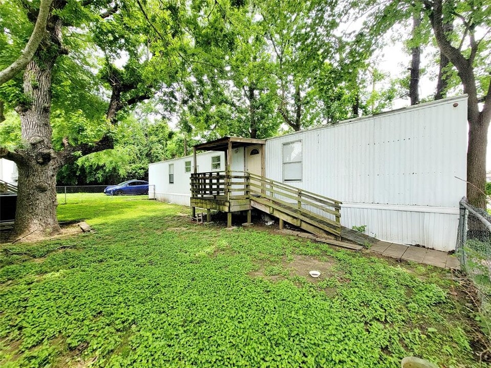 401 S Woodson St in Willis, TX - Building Photo