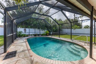 2103 SE 8th Ave in Cape Coral, FL - Building Photo