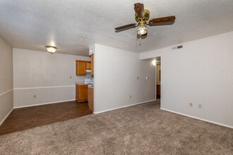 Park Ridge Apartments in McPherson, KS - Foto de edificio - Interior Photo