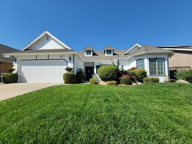 5038 W Lark Ave in Visalia, CA - Building Photo - Building Photo