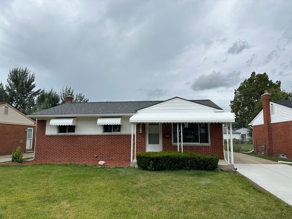 31074 Birchwood St in Westland, MI - Foto de edificio