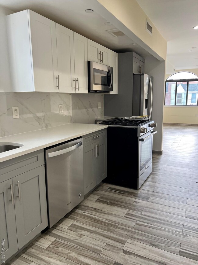 32-15 60th St in Queens, NY - Building Photo - Building Photo