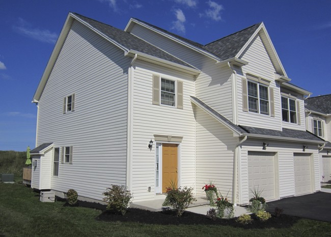 Creek Crossing Townhomes in Hilton, NY - Building Photo - Building Photo