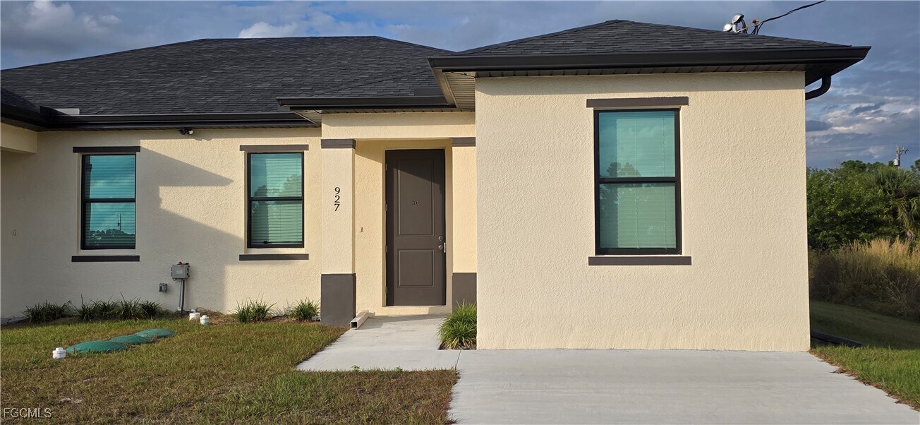 927 Chenault St in Lehigh Acres, FL - Building Photo