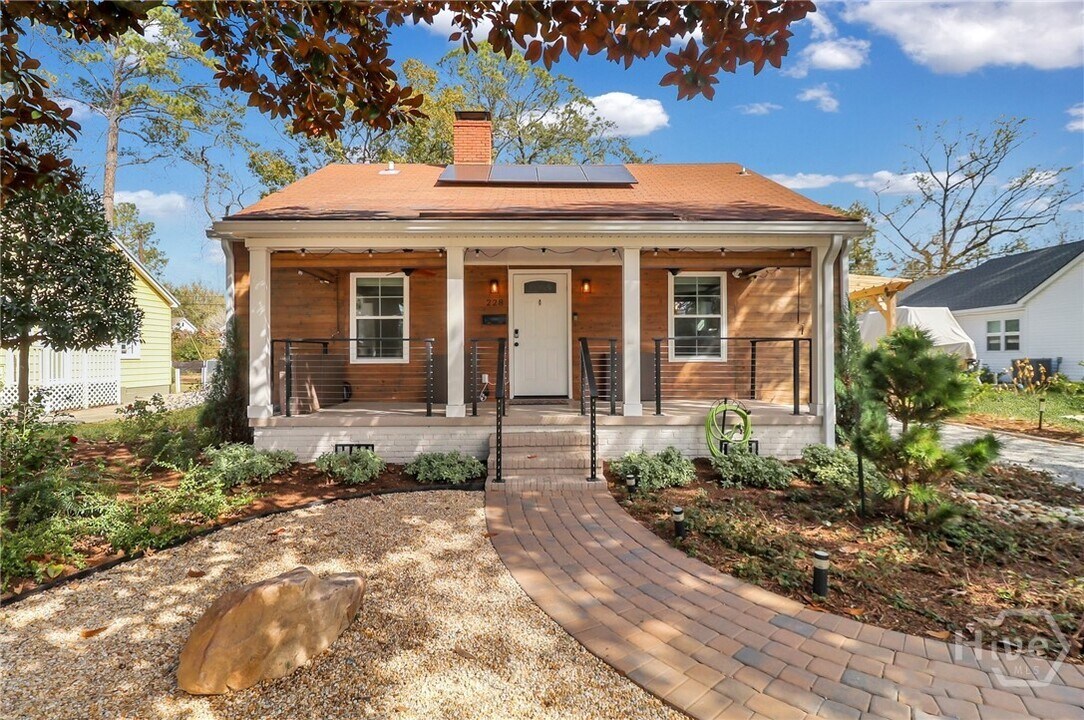 228 E 60th St in Savannah, GA - Building Photo