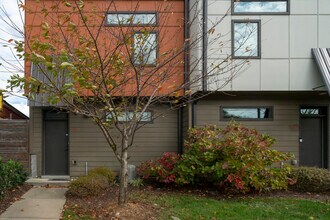 1035 Dickerson Pike in Nashville, TN - Foto de edificio - Building Photo