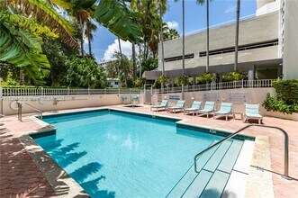 1621 Bay Rd, Unit 906 in Miami Beach, FL - Foto de edificio - Building Photo